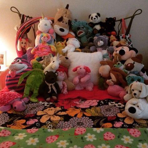 Stuffed bed Room Full Of Stuffed Animals, Bed Full Of Stuffed Animals, Bed Full Of Plushies, Stuffed Animals On Bed Aesthetic, Plushies On Bed, Stuffed Animals On Bed, Harley Core, Stuffed Animal Bed, Jade Harley