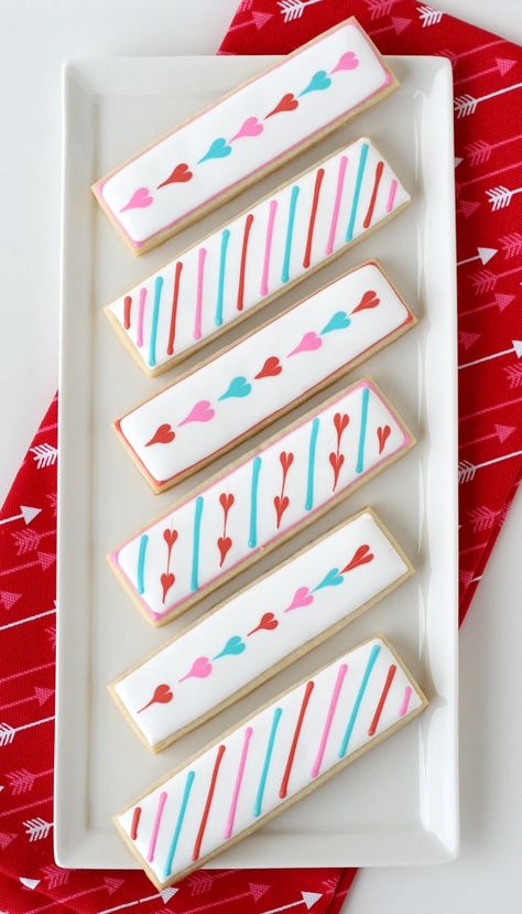 Perfectly cute & simple Valentine's Cookie Sticks Stick Cookies, Valentine Cookies Decorated, Valentine Sugar Cookies, Cookie Sticks, Decorações Com Comidas, Sugar Cookie Royal Icing, Valentines Day Food, Valentines Day Cookies, Pretty Cookies