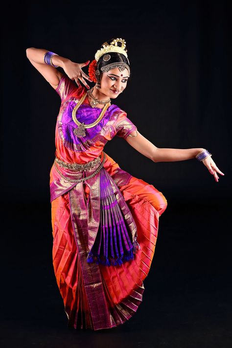 Kuchipudi Dance Indian Dance Art, Bharatnatyam Poses, Indian Dance Forms, Indian Dances, Kuchipudi Dance, Bharatanatyam Costume, Bharatanatyam Dancer, Indian Classical Dancer, Bharatanatyam Poses