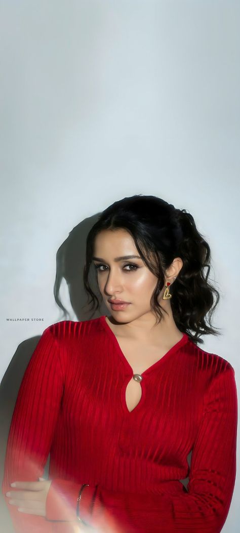 Sharddha Kapur Outfits, Wallpapers Shraddha Kapoor, Aesthetic Picture Of Shraddha Kapoor, Actress Wallpaper Aesthetic, Pasandida Aurat, Samantha In Saree, Alia Bhatt Photoshoot, Bollywood Outfits, Beautiful Dresses For Women