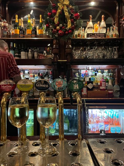 Cosy Pub Aesthetic, Weatherspoons Pub Aesthetic, London Pubs Aesthetic, Uk Pub Aesthetic, English Pub Aesthetic, British Pub Aesthetic, London Pub Aesthetic, Scottish Bar, Pub Culture