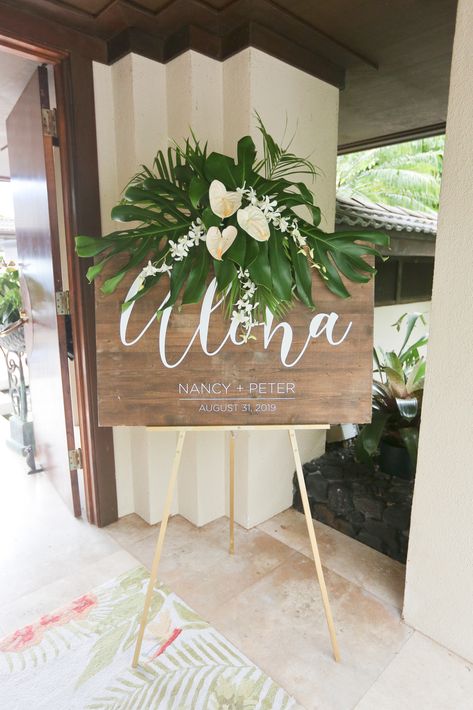 Rustic Hawaiian Decor, Hawaii Reception Ideas, Hawaiian Wedding Backdrop, Aloha Wedding Sign, Wedding Color Schemes Hawaii, Hawaii Theme Wedding Ideas, Backyard Hawaiian Wedding, Hawaii Wedding Ideas Decor, Hawaii Wedding Reception Decor