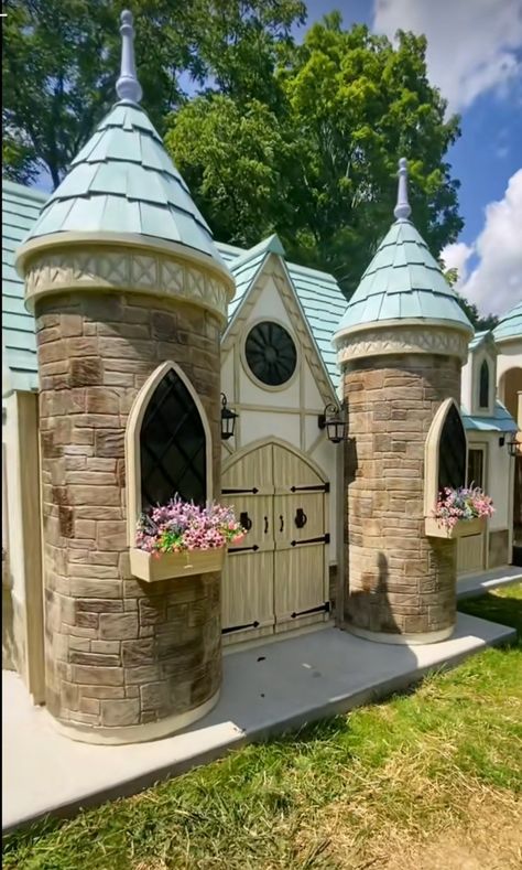 Wendy House Exterior Ideas, Castle Tree House, Big Playhouses, Inside Playhouse, Kids Play House, Luxury Playhouses, Castle Playhouse, Kids Playhouse Outdoors, Kids Castle