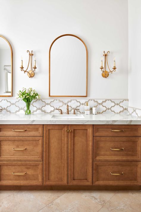 Priya McCulloch's Budget-Friendly Bathroom Remodel Offers a Fresh Take on Tuscan Design Modern Tuscan Bathroom, Tuscan Bathroom Ideas, Master Bath Rugs, Tuscany Bathroom, Marble Bathroom Counter, Tuscan Tile, Tuscan Bathroom, Modern Tuscan, White Marble Bathrooms