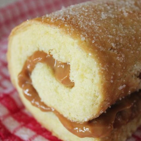 Vanilla Caramel Swissroll. Just what a caramel addict needs Caramel Cake Roll, Swissroll Ideas, Caramel Swiss Roll, Cupcakes Recipes Vanilla, Swiss Roll Cakes, Yule Logs, Caramel Rolls, Swiss Rolls, Roll Cakes