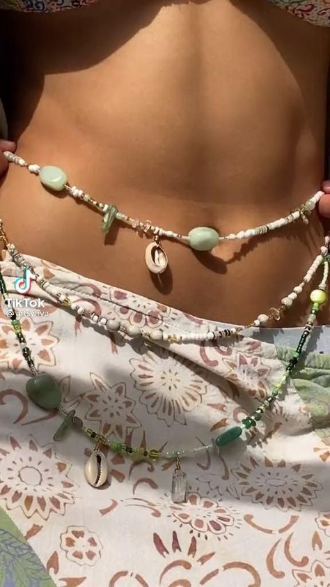 Beach Hippie Jewelry, How To Make Belly Chains, Body Chain Beads, Beach Waist Beads, Waist Chain Ideas, Stomach Jewelry Body Chains, Belly Chains Beads, Diy Waist Chain Tutorial, Beaded Waist Chain Aesthetic