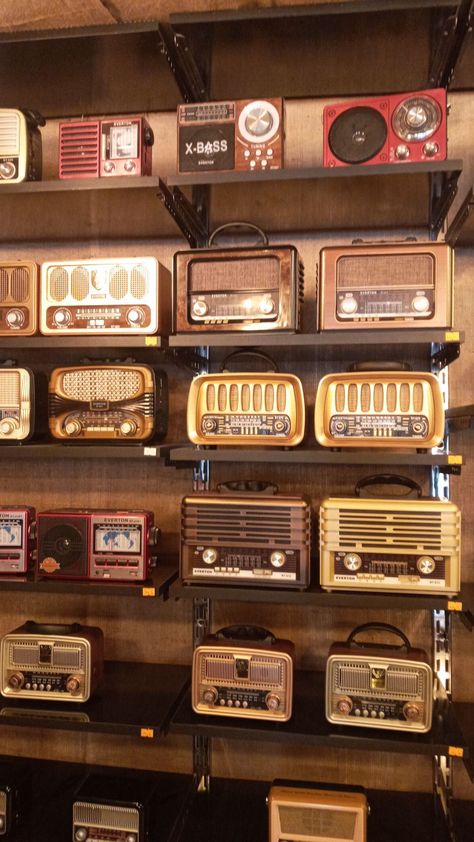 Radio Wallpaper, 60s Aesthetic, Old Radio, Jazz Bar, Antique Radio, Old Radios, Ralph Lauren Boys, Aesthetic Vibes, Vintage Radio