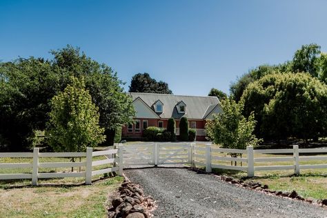 Timber Gate and Fencing Project Gallery — Strukta Fencing Fence Front Of House, Farm Driveway, Ranch Entrance Ideas, Ranch Entrance, Post And Rail Fence, Timber Gates, Elegant Entryway, Timber Fencing, Entrance Ideas