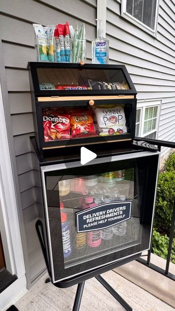 Micah Enriquez on Instagram: "Restocking my Delivery Driver Snacks 🤍 Between the home renovations, landscaping, take out, and deliveries, we get a ton of vistors at our home. This is my small way of showing my appreciation to the hard working individuals that make my life and my family’s lives easier! 💕Thank you @daquanawhite for the inspo! 💕  #restock #restockasmr #snackdrawer #snackstation #deliverdriversnacks #snackstation #organize #organizedfridge #minifridge #organizedhome" Office Fridge Ideas, Small Office Snack Station Ideas, Delivery Driver Snacks, Mini Fridge Snack Ideas, Office Snack Station Ideas, Snack Station Ideas, Snacks For Delivery Drivers, Snack Organization Ideas, Barbershop Decor