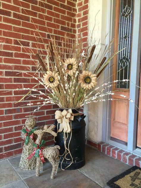 Farmhouse Front Porches Decorations, Farmhouse Front Porch Decorating, Milk Can Decor, Old Milk Cans, Gorgeous Farmhouse, Porch Decorating Ideas, Primitive Homes, Casa Country, Farmhouse Front Porches