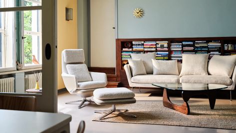 Vitra | Grand Relax & Ottoman | Official Vitra#174; Website Rolf Benz Sofa, Noguchi Coffee Table, Bed Stool, Sofa Bed Bedroom, Chair Sofa Bed, Bedside Table Storage, Isamu Noguchi, Modular Shelving, Beautiful Sofas