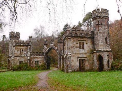 Castle in Ireland Vila Medieval, Small Castle, Castle Ireland, Old Castle, Irish Castles, Castles In Ireland, Abandoned Castles, Gate House, Castle Ruins