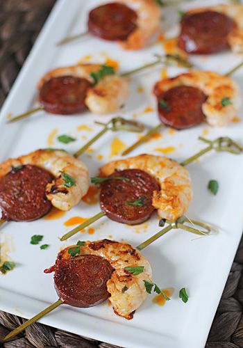 Shrimp and Chorizo Bites: A tasty little party snack Chorizo Bites, Chorizo Appetizer, Shrimp And Chorizo, Recipes Gourmet, Tapas Party, Party Snacks, Wedding Food, Appetizers For Party, Finger Food