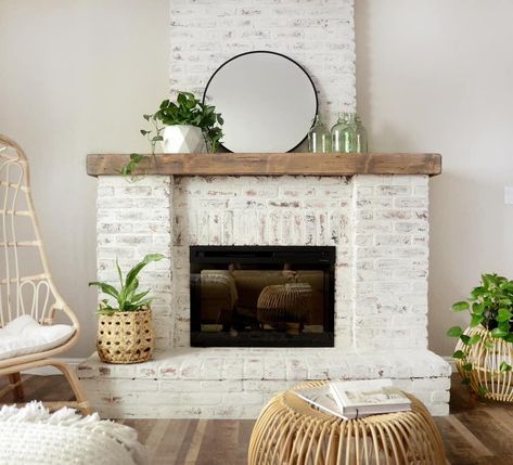 White Cobblestone Fireplace, Light Whitewash Brick Fireplace, All White Fireplace, Brick Veneer Fireplace, Fireplace Ideas Farmhouse, White Chimney, Corner Fireplace Decor, White Wash Brick Fireplace, Country Fireplace