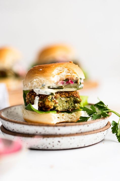 Vegetarian Sliders Recipes, Hawaiian Roll Vegetarian Sliders, Vegitaren Sliders, Falafel Sliders Vegan, Falafel Sliders, Vegetarian Sliders, Vegan Sliders, Herb Mayo, Vegetarian Pesto