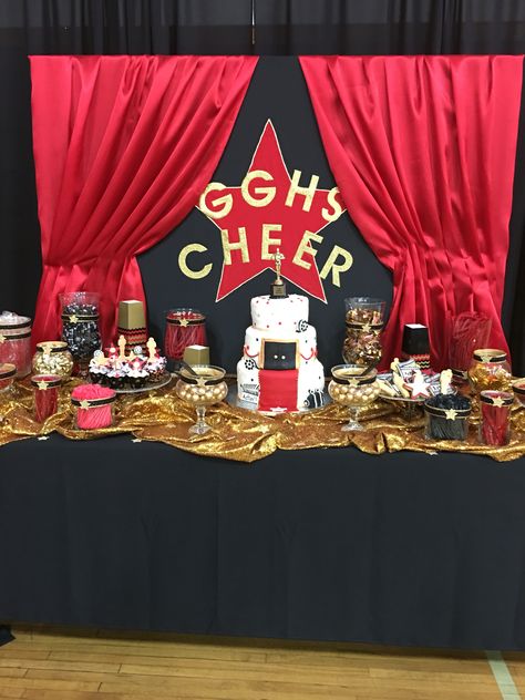 Red Carpet candy bar Red Carpet Party Snacks, Red Carpet Teacher Appreciation, Ball Theme Party, Party Snack Table, Oscars Theme Party, Hollywood Decor, 18th Birthday Party Themes, Teen Party Games, Hollywood Party Theme