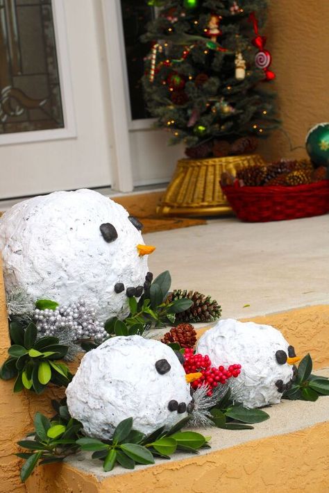 Outdoor Snowmen Diy, Snowman Front Porch Decor, Cement Snowman Diy, Concrete Snowman Diy, Diy Outdoor Snowman, Outdoor Christmas Decorations Diy, Diy Snowmen, Snowmen Decorations, Outdoor Entryway Decor