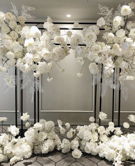 Kings Table Backdrop, Statement Florals Wedding, Wedding Arches With Flowers, Elegant Wedding Arch, Ideas Decoracion Salon, 2023 Photoshoot, Treasure Room, White Wedding Theme, Wedding Design Decoration