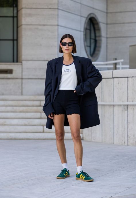 Oversized Blazer Outfit Ideas to Try for Spring 2023 Oversize Blazer Outfit, Outfit Ideas Oversized, Oversized Blazer Outfit, Blazer Outfit Ideas, Oversized Blazers, Trendy Fall Fashion, Outfit Blazer, Fashion Trend Forecast, University Outfit