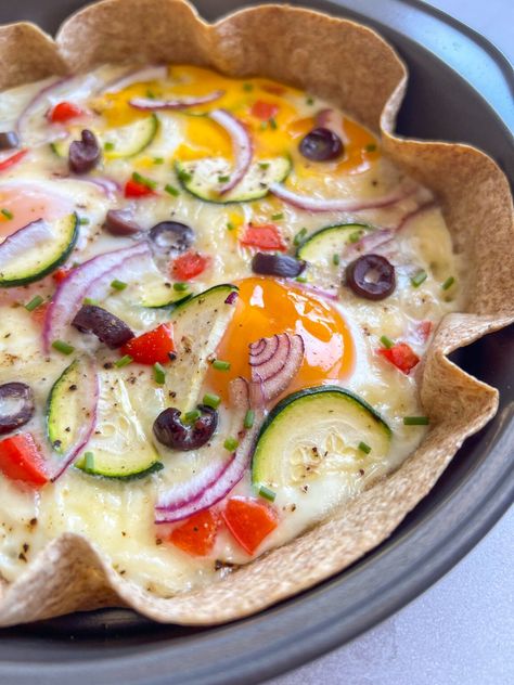 Tortilla Egg Bake Baked Egg Tortilla Breakfast, Breakfast Ideas Healthy High Protein, Protein Breakfast Healthy, Macro Breakfast, Easy Egg Breakfast, Heathy Eats, Breakfast Egg Bake, Lunch And Learn, Tortilla Bake