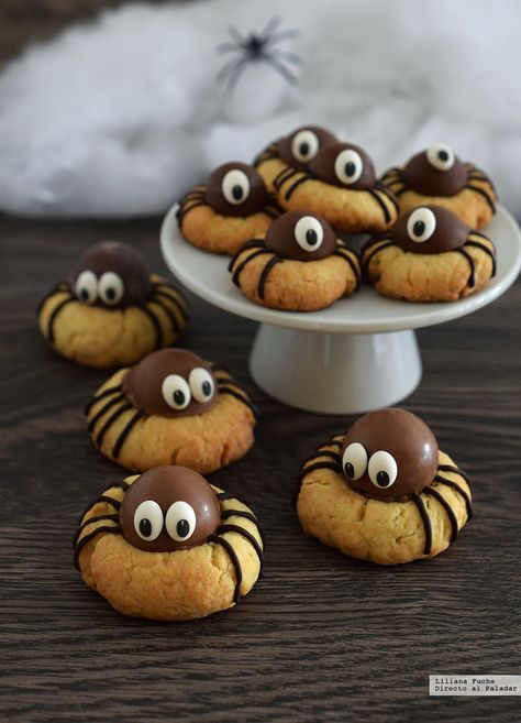 Galletas araña Postres Halloween, Dessert Halloween, Halloween Cookie Recipes, Spider Cookies, Pembuat Roti, Halloween Baking, Cookies Decorated, Halloween Desserts, Halloween Snacks