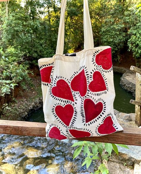 Tote Bag Pattern Paint, Tote Bag Diy Paint, Paint Tote Bag Ideas, Painted Tote Bag Ideas, Totebag Painting Ideas, Paint Tote Bag, Tote Bag Inspo, Painting Tote Bags, Tod Bag