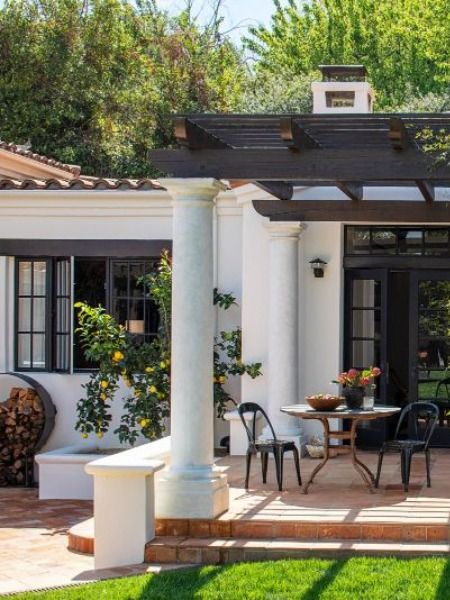 For her Los Angeles Home, being a 24-year-old supermodel, she was expected to have a “flashy” style, so when Kendall Jenner revealed a more bohemian and funky than the rest of her family, it came as a surprise. See the full article here! Kendall Jenner House Exterior, Kendall Jenner Interior House, Kendall Jenner House Interior, Kylie Jenner Architectural Digest, Kendall Jenner's House, Kendall Jenner House Outside, Kendall Jenner Home, Kendall Jenner House, Open Plan Living And Dining