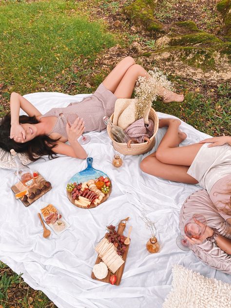 Picnic with friends Charcuterie Picnic, Picnic Photo Shoot, People With Freckles, Cake Photoshoot, Picnic Photoshoot, Birthday Lunch, Friendship Photoshoot, Cute Birthday Pictures, Picnic Decorations