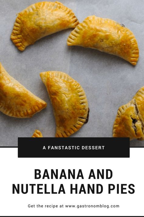 Banana and Nutella Hand Pies - perfect dessert, such an easy pastry with egg wash, Nutella, bananas and pie crust for Gastronomblog. #dessert #pie #banana #gastronomblog #baking Banana Nutella Empanadas, Nutella Hand Pies Recipes, Banana Hand Pies, Nutella Empanadas, Banana Empanadas, Nutella Hand Pies, Pie Crust Dessert, Easy Empanadas Recipe, Easy Pastry