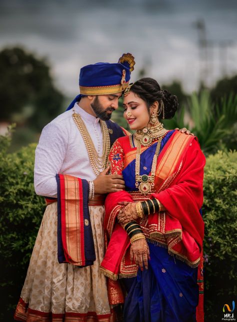 Maharashtra Couple Photography, Nauvari Saree Couple Photoshoot, Saptapadi Saree Look, Nauvari Couple Photoshoot, Maharashtra Wedding Couple Pose, Wedding Marathi Look, Wedding Couple Poses Maharashtrian, Couple Poses Maharashtrian, Bengoli Photoshoot Couple