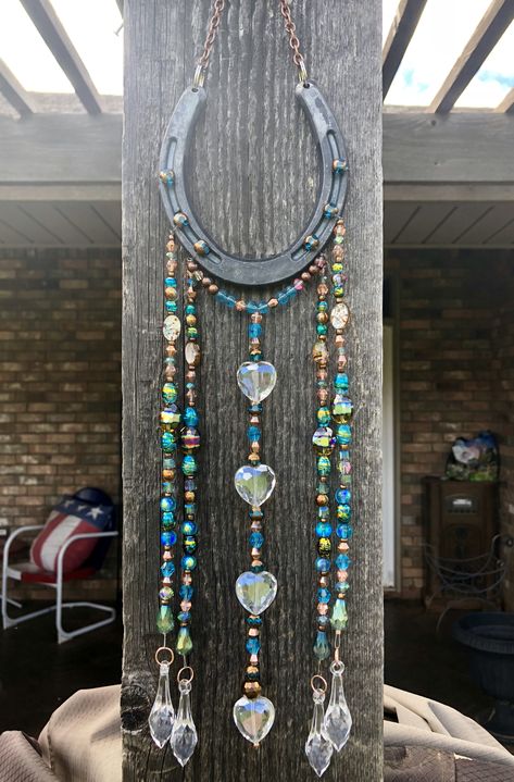 Horse Shoe Sun Catcher, Horseshoe Suncatcher Diy, Horse Shoe Wind Chime, Handmade Wind Chimes Crafts, Horseshoe Windchimes, Horseshoe Wind Chimes, Bead Art Projects, Beaded Garden Art, Diy Windchimes