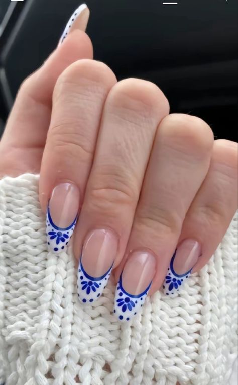 Blue And White Nails Acrylic Almond, Dark Blue Nails With White Design, Navy Blue Floral Nails, White Nails Blue Design, Class Azul Nails, Travel Nails Designs, Royal Blue And White Nails, Blue Star Nails, Marble Acrylic Nails