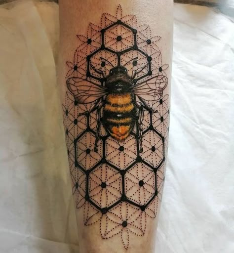 25 Best Bee Tattoo Ideas for Women - Beautiful Dawn Designs Bee Tattoo Meaning, Bee Tattoo Ideas, Dr Tattoo, Queen Bee Tattoo, Honey Bee Tattoo, Honeycomb Tattoo, Diy Tattoo Permanent, Bumble Bee Tattoo, Geniale Tattoos