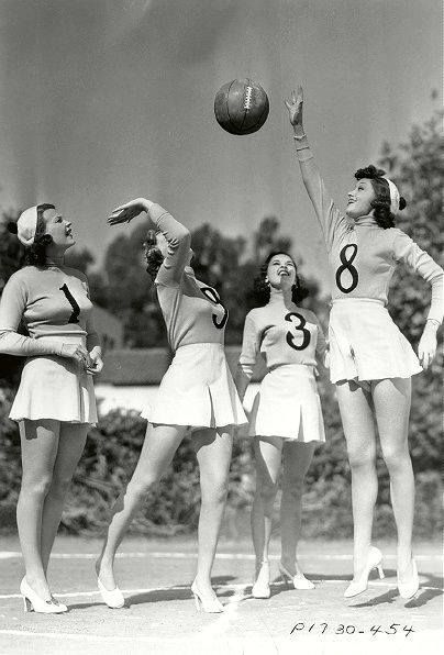 Vintage Volleyball. Oh my gosh....look at their shoes..... Volleyball History, Fitness Snacks, Marines Girl, School Volleyball, Volleyball Uniforms, Retro Sports, Volleyball Outfits, Volley Ball, Beach Volleyball