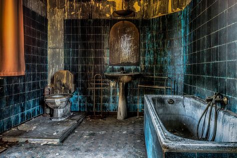 Blue burned bathroom by Urbex.n.r.w / f-f-fotografie Abandoned Basement, Abandoned Bathtub, Bathtub Aesthetic, Dirty Room, Abandoned Bathroom Aesthetic, Abandoned Tube Stations, Apocalypse Aesthetic, Toilet Art, Public Bathrooms