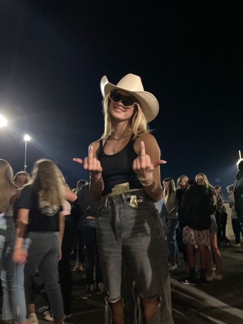 Country Rock Aesthetic, Country Party Aesthetic, Cowboy Outfit Aesthetic, Country Concert Picture Ideas, Coastal Cowgirl Aesthetic Outfits, Cowgirl Festival Outfit, Country Concert Aesthetic, Cowgirl Aesthetic Outfit, Casual Country Outfit