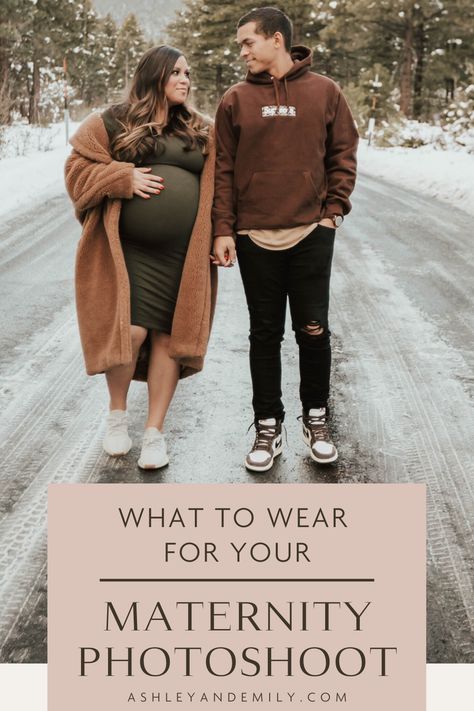 Maternity Photoshoot Ideas Outdoor Winter, Maternity Photo Shoot Clothes, Casual Maternity Outfits Photoshoot Winter, Christmas Card Maternity Pictures, Winter Mountain Family Photos, Maternity Picture Outfits Winter, Maternity Outfits Winter Photoshoot, Casual Maternity Shoot Outfits, Winter Maternity Dress Outfits