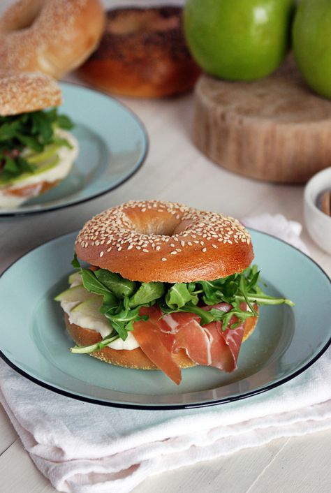 These tasty sesame bagel sandwiches feature salty prosciutto, arugula, crisp granny smith apple, and a homemade honey cream cheese. Best Bagel Sandwich Recipe, Bagel Sandwich Recipes, Honey Cream Cheese, Bagel Sandwiches, Sesame Bagel, Bagel Breakfast Sandwich, Smoked Salmon Bagel, Salmon Bagel, Honey Cream