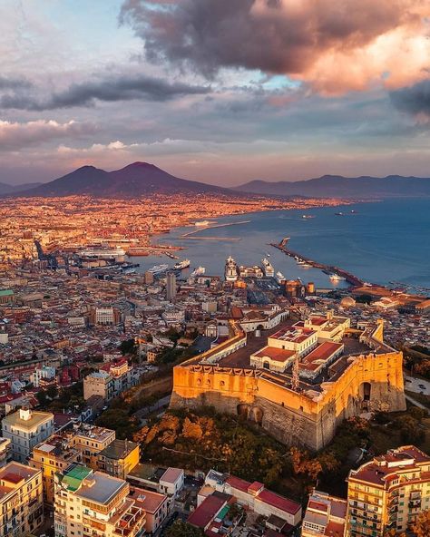 Naples Aesthetic, Napoli Photography, Napoli Italy, Vision Book, Ssc Napoli, Big Cities, Italy Aesthetic, Naples Italy, Most Beautiful Places