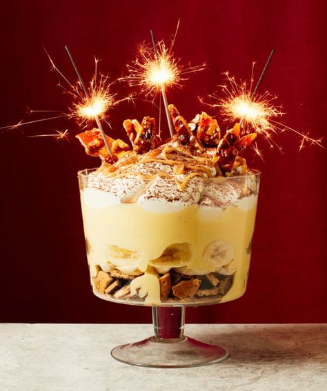 Dessert Trifle, Broken Biscuits, Amaretto Cake, New Years Eve Dessert, Toffee Sauce, Trifle Desserts, New Year's Food, Trifle Recipe, Chocolate Cream Cheese