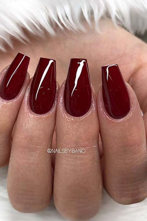 A quick and simple method to jazz up your nails is using bright colors. One of the most popular is red. There… Dark Red Nails, Maroon Nails, Red Nail Art, Gold Glitter Nails, Pretty Nail Designs, Coffin Shape Nails, Burgundy Nails, Red Nail, Prom Nails