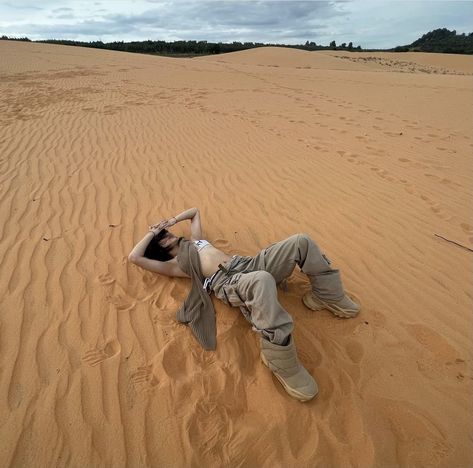 Desert Aesthetic Fashion, Desert Photoshoot Outfit, Desert Photoshoot Ideas, Sand Dunes Photoshoot, Desert Outfit, Mens Fashion Week Street Style, Desert Photoshoot, Desert Aesthetic, Rave Fits