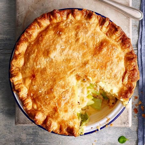 Course Meal Ideas, Cheese And Potato Pie, Veggie Pie, Cheesy Leeks, Leek Potato, Veggie Pies, Leek And Potato, Melting Cheese, Cheese Potato