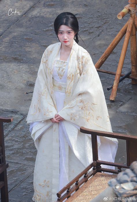 White Hanfu Dress, Korean Traditional Dress Royal, China Traditional Clothes, Hanfu White, China Traditional Dress, Chinese Historical Fashion, China Winter, Hanbok Wedding, Chinese Fancy Dress