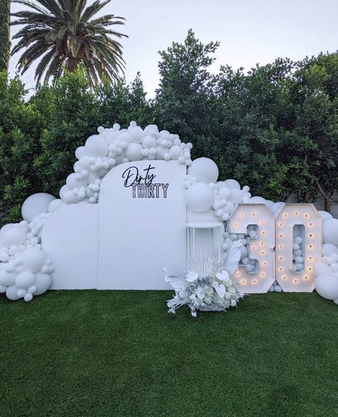 All White Backdrop Ideas, All White Pool Party Decorations, All White Party Backdrop, All White 30th Birthday Party, Festa All White, All White Party Decorations, White Birthday Theme, Adult Pool Party Decorations, 50th Birthday Party Themes