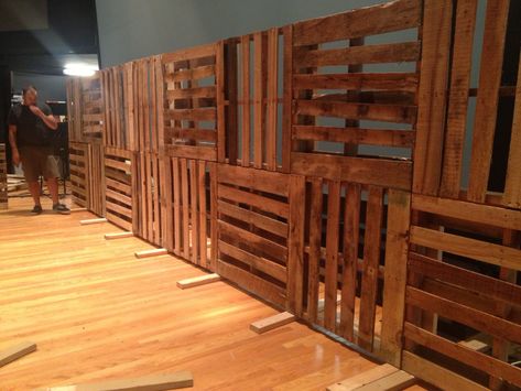 Wedding Backdrop Pallet, Pallet Stage, Youth Room Ideas, Pallet Backdrop, Farm Dinner, Pallet Walls, Stage Design Ideas, Stage Designs, Stage Ideas