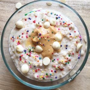 CAKE BATTER OVERNIGHT PROTEIN OATS Cake Batter Overnight Oats, Healthy Birthday Cake Recipes, Overnight Protein Oats, 20 G Protein, Breakfast For Busy Mornings, Cake Batter Protein, Super Healthy Snacks, Protein Oats, Oat Recipes