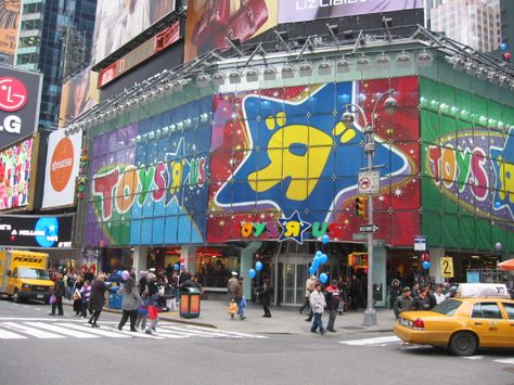 Passear na loja de brinquedos Toys R US na Times Square (image via Queenie Baxter) Toys R Us Times Square, Time Out Market New York, Thanksgiving In Nyc, New York Christmas Times Square, New York Square Times, Life In The 70s, New York Billboards Times Square, Nyc Times Square, Places In New York