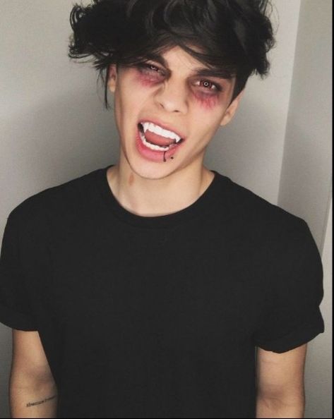 Guys Halloween Makeup, Boys With Piercings, Vampire Makeup, Halloween Vampire, Male Makeup, Cute Emo, Corte De Cabelo Masculino, Halloween Boys