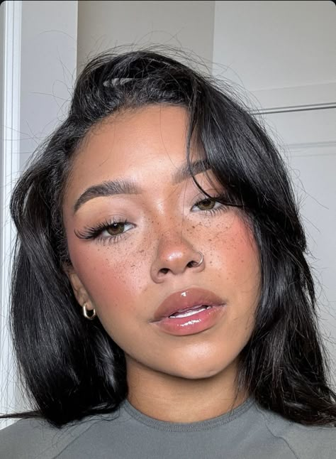 No Makeup Makeup Black Women, Minimum Makeup Look, Tinted Moisturizer Makeup Look, Baddie Makeup Natural, Olive Skin Makeup, Glass Skin Makeup, Cheeks Makeup, Mrs Bella, Light Skin Makeup